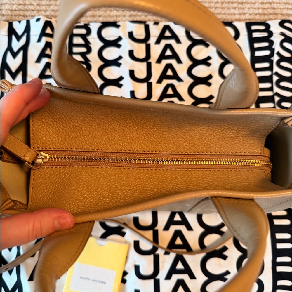 Marc Jacobs The Tote Bag Leather Crossbody in Beige - Picture 9 of 9